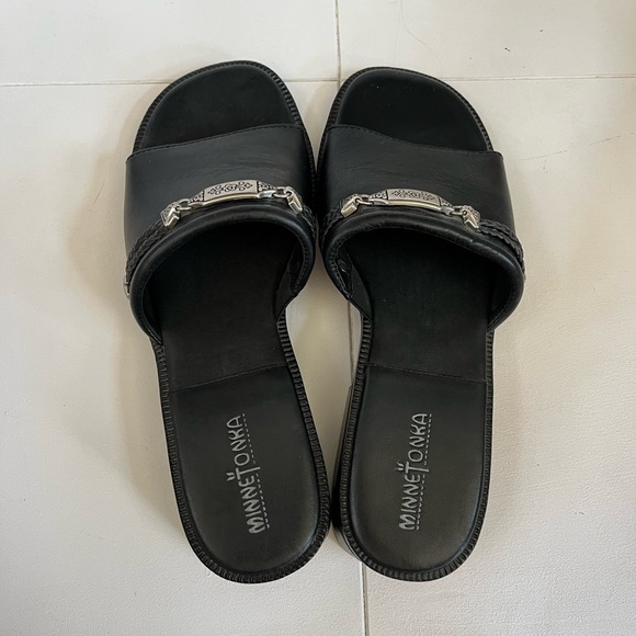 Minnetonka 5500 Black Leather Sandals Slip On Silver Hardware Womens Sz 8 - Picture 1 of 9